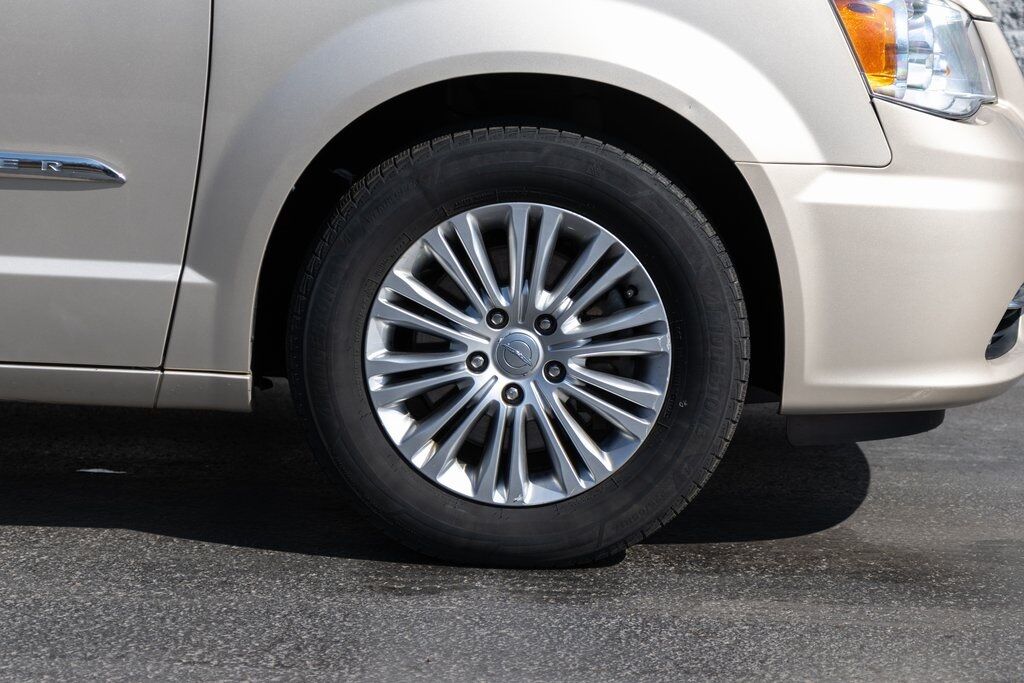 2015 Chrysler Town &amp; Country Touring-L Kenosha WI