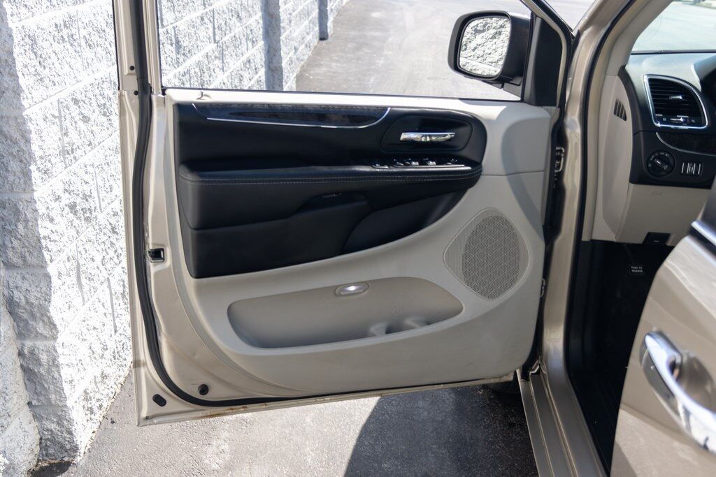 2015 Chrysler Town &amp; Country Touring-L Kenosha WI