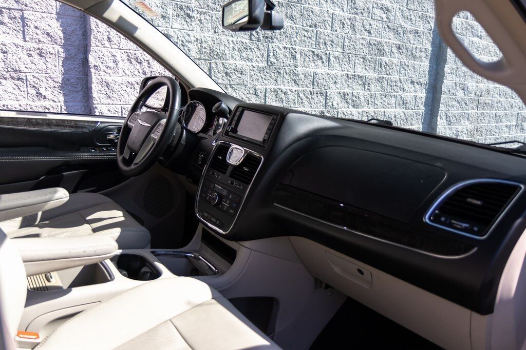 2015 Chrysler Town &amp; Country Touring-L Kenosha WI