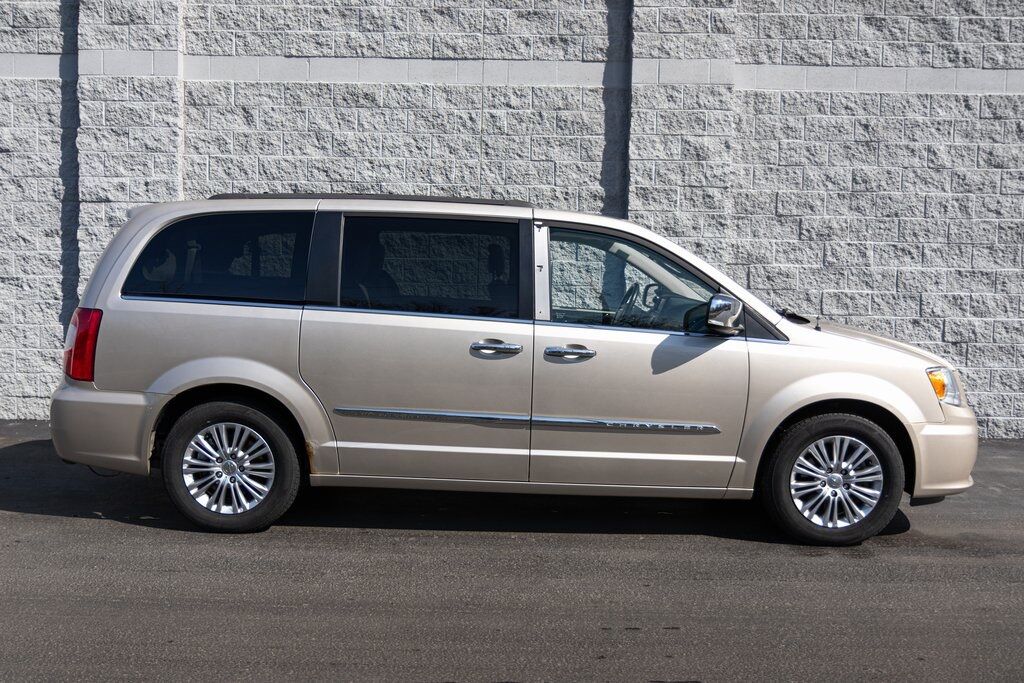 2015 Chrysler Town &amp; Country Touring-L Kenosha WI