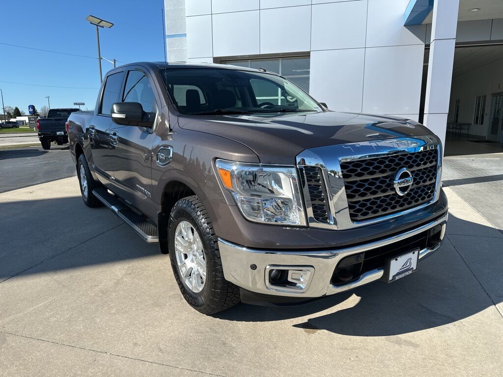 2017 Nissan TITAN SV