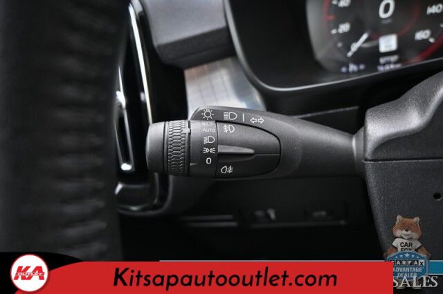 2019 Volvo XC40 Momentum / AWD / Vision Pkg / Power & Heated Leather Seats / Heated Steering Wheel / Lane Departure & Blind Spot Alert / Apple CarPlay & Android Auto / Back Up Camera / Front & Rear Park Assist / 31 MPG Banglore