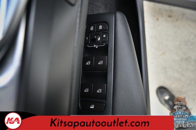 2019 Volvo XC40 Momentum / AWD / Vision Pkg / Power & Heated Leather Seats / Heated Steering Wheel / Lane Departure & Blind Spot Alert / Apple CarPlay & Android Auto / Back Up Camera / Front & Rear Park Assist / 31 MPG Banglore
