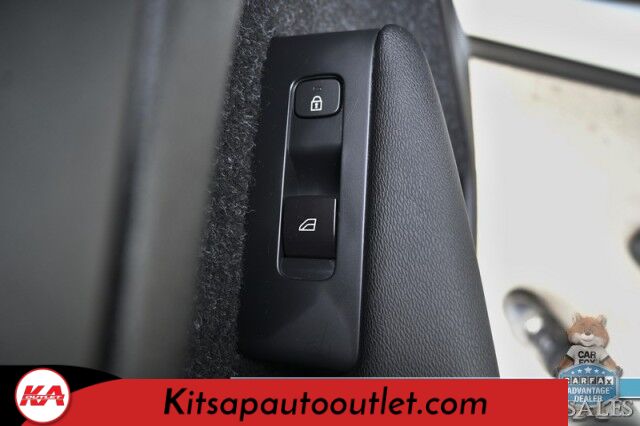 2019 Volvo XC40 Momentum / AWD / Vision Pkg / Power & Heated Leather Seats / Heated Steering Wheel / Lane Departure & Blind Spot Alert / Apple CarPlay & Android Auto / Back Up Camera / Front & Rear Park Assist / 31 MPG Banglore