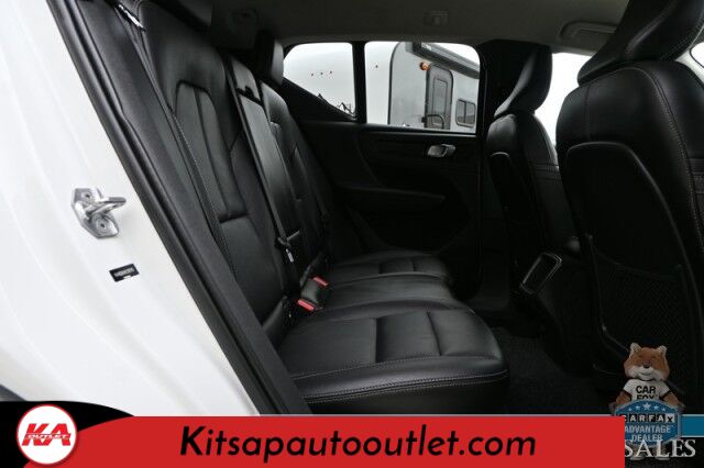 2019 Volvo XC40 Momentum / AWD / Vision Pkg / Power & Heated Leather Seats / Heated Steering Wheel / Lane Departure & Blind Spot Alert / Apple CarPlay & Android Auto / Back Up Camera / Front & Rear Park Assist / 31 MPG Banglore