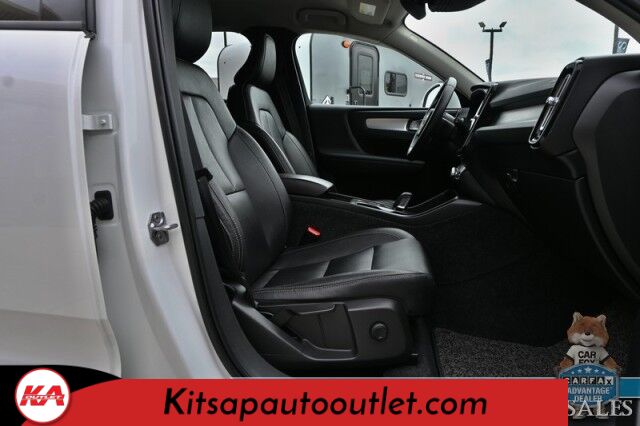 2019 Volvo XC40 Momentum / AWD / Vision Pkg / Power & Heated Leather Seats / Heated Steering Wheel / Lane Departure & Blind Spot Alert / Apple CarPlay & Android Auto / Back Up Camera / Front & Rear Park Assist / 31 MPG Banglore