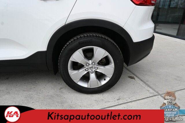 2019 Volvo XC40 Momentum / AWD / Vision Pkg / Power & Heated Leather Seats / Heated Steering Wheel / Lane Departure & Blind Spot Alert / Apple CarPlay & Android Auto / Back Up Camera / Front & Rear Park Assist / 31 MPG Banglore