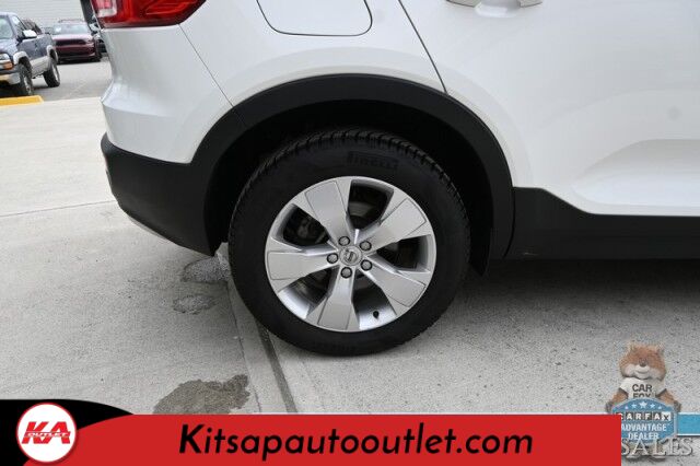 2019 Volvo XC40 Momentum / AWD / Vision Pkg / Power & Heated Leather Seats / Heated Steering Wheel / Lane Departure & Blind Spot Alert / Apple CarPlay & Android Auto / Back Up Camera / Front & Rear Park Assist / 31 MPG Banglore