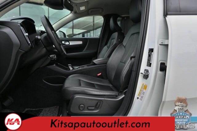 2019 Volvo XC40 Momentum / AWD / Vision Pkg / Power & Heated Leather Seats / Heated Steering Wheel / Lane Departure & Blind Spot Alert / Apple CarPlay & Android Auto / Back Up Camera / Front & Rear Park Assist / 31 MPG Banglore