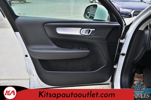 2019 Volvo XC40 Momentum / AWD / Vision Pkg / Power & Heated Leather Seats / Heated Steering Wheel / Lane Departure & Blind Spot Alert / Apple CarPlay & Android Auto / Back Up Camera / Front & Rear Park Assist / 31 MPG Banglore