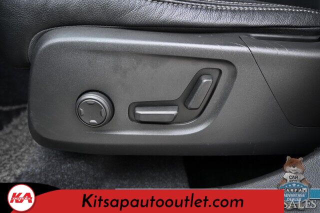 2019 Volvo XC40 Momentum / AWD / Vision Pkg / Power & Heated Leather Seats / Heated Steering Wheel / Lane Departure & Blind Spot Alert / Apple CarPlay & Android Auto / Back Up Camera / Front & Rear Park Assist / 31 MPG Banglore
