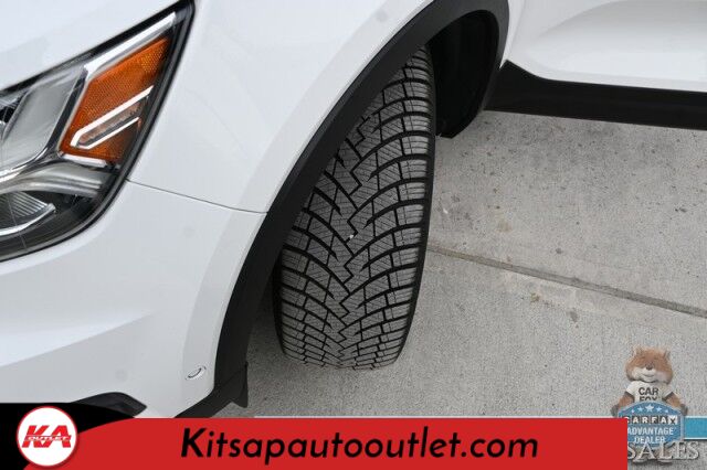 2019 Volvo XC40 Momentum / AWD / Vision Pkg / Power & Heated Leather Seats / Heated Steering Wheel / Lane Departure & Blind Spot Alert / Apple CarPlay & Android Auto / Back Up Camera / Front & Rear Park Assist / 31 MPG Banglore