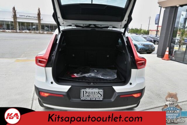 2019 Volvo XC40 Momentum / AWD / Vision Pkg / Power & Heated Leather Seats / Heated Steering Wheel / Lane Departure & Blind Spot Alert / Apple CarPlay & Android Auto / Back Up Camera / Front & Rear Park Assist / 31 MPG Banglore
