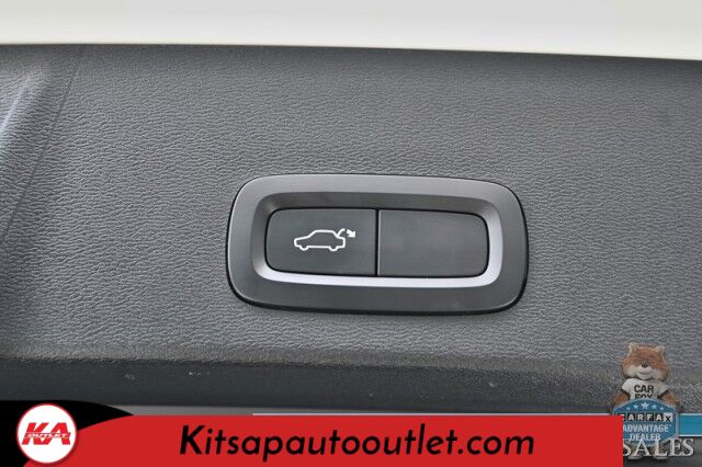 2019 Volvo XC40 Momentum / AWD / Vision Pkg / Power & Heated Leather Seats / Heated Steering Wheel / Lane Departure & Blind Spot Alert / Apple CarPlay & Android Auto / Back Up Camera / Front & Rear Park Assist / 31 MPG Banglore