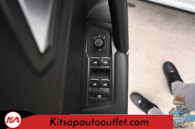 2020 Volkswagen Tiguan SE / AWD / Power & Heated Leather Seats / Panoramic Sunroof / Blind Spot Alert / Apple CarPlay & Android Auto / Wireless Phone Charger / Keyless Entry & Start / Back Up Camera / Tow Pkg / 27 MPG Banglore
