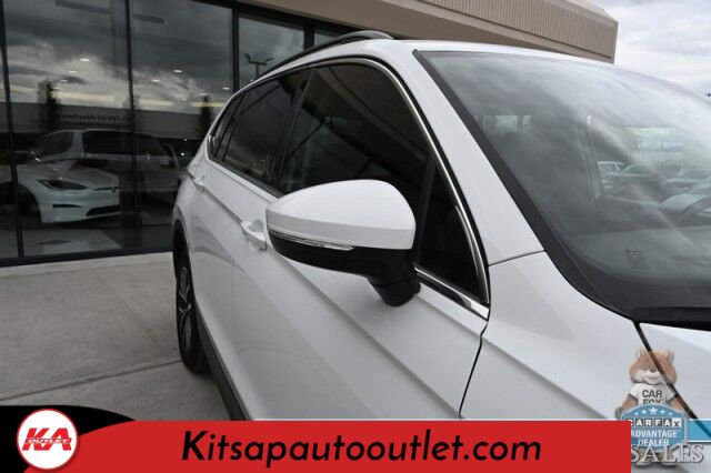 2020 Volkswagen Tiguan SE / AWD / Power & Heated Leather Seats / Panoramic Sunroof / Blind Spot Alert / Apple CarPlay & Android Auto / Wireless Phone Charger / Keyless Entry & Start / Back Up Camera / Tow Pkg / 27 MPG Banglore