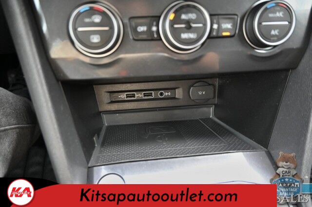2020 Volkswagen Tiguan SE / AWD / Power & Heated Leather Seats / Panoramic Sunroof / Blind Spot Alert / Apple CarPlay & Android Auto / Wireless Phone Charger / Keyless Entry & Start / Back Up Camera / Tow Pkg / 27 MPG Banglore