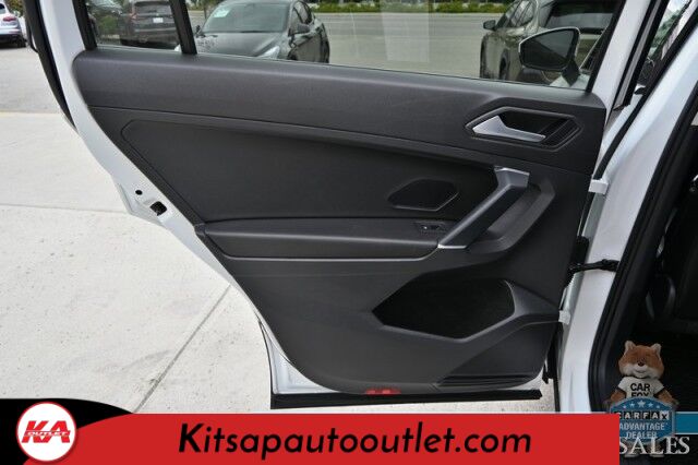 2020 Volkswagen Tiguan SE / AWD / Power & Heated Leather Seats / Panoramic Sunroof / Blind Spot Alert / Apple CarPlay & Android Auto / Wireless Phone Charger / Keyless Entry & Start / Back Up Camera / Tow Pkg / 27 MPG Banglore