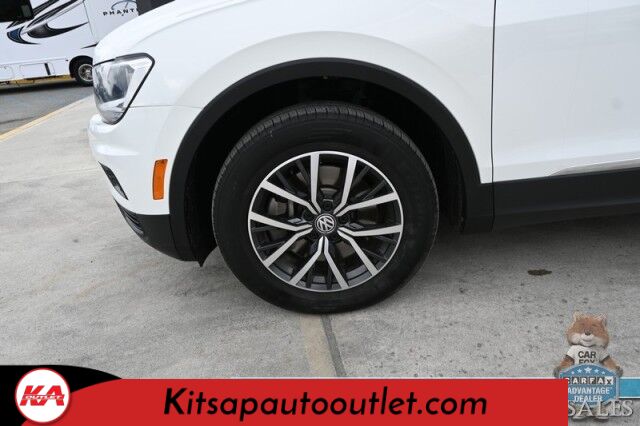 2020 Volkswagen Tiguan SE / AWD / Power & Heated Leather Seats / Panoramic Sunroof / Blind Spot Alert / Apple CarPlay & Android Auto / Wireless Phone Charger / Keyless Entry & Start / Back Up Camera / Tow Pkg / 27 MPG Banglore
