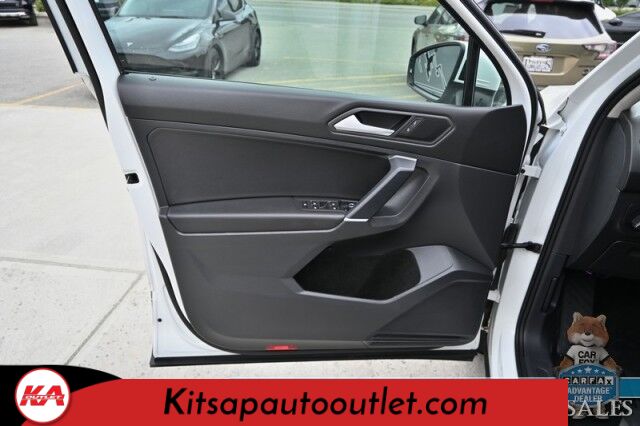 2020 Volkswagen Tiguan SE / AWD / Power & Heated Leather Seats / Panoramic Sunroof / Blind Spot Alert / Apple CarPlay & Android Auto / Wireless Phone Charger / Keyless Entry & Start / Back Up Camera / Tow Pkg / 27 MPG Banglore