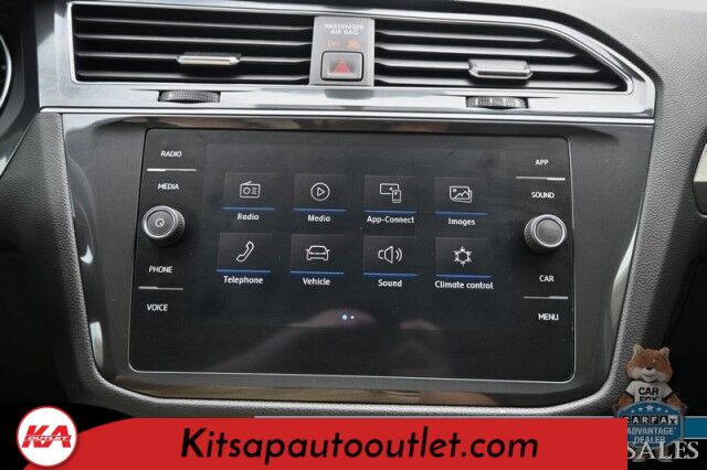 2020 Volkswagen Tiguan SE / AWD / Power & Heated Leather Seats / Panoramic Sunroof / Blind Spot Alert / Apple CarPlay & Android Auto / Wireless Phone Charger / Keyless Entry & Start / Back Up Camera / Tow Pkg / 27 MPG Banglore
