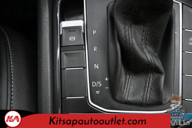 2020 Volkswagen Tiguan SE / AWD / Power & Heated Leather Seats / Panoramic Sunroof / Blind Spot Alert / Apple CarPlay & Android Auto / Wireless Phone Charger / Keyless Entry & Start / Back Up Camera / Tow Pkg / 27 MPG Banglore