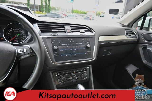 2020 Volkswagen Tiguan SE / AWD / Power & Heated Leather Seats / Panoramic Sunroof / Blind Spot Alert / Apple CarPlay & Android Auto / Wireless Phone Charger / Keyless Entry & Start / Back Up Camera / Tow Pkg / 27 MPG Banglore