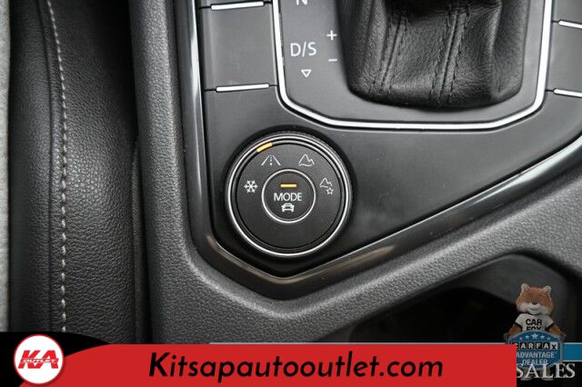 2020 Volkswagen Tiguan SE / AWD / Power & Heated Leather Seats / Panoramic Sunroof / Blind Spot Alert / Apple CarPlay & Android Auto / Wireless Phone Charger / Keyless Entry & Start / Back Up Camera / Tow Pkg / 27 MPG Banglore