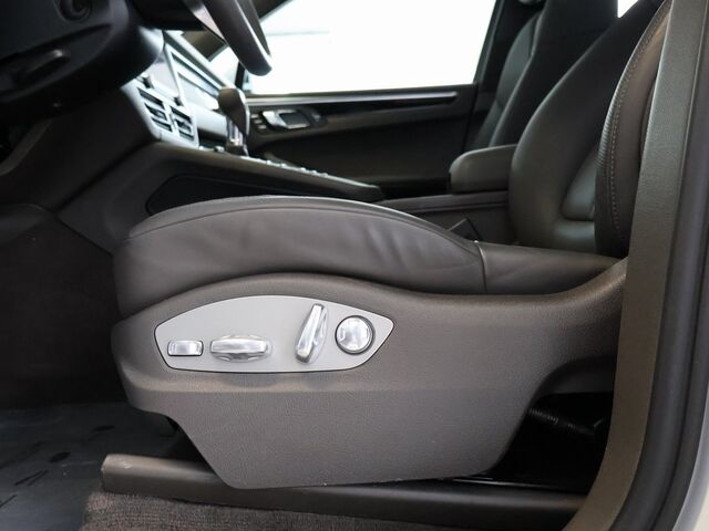 2021 Porsche Macan  Merriam KS