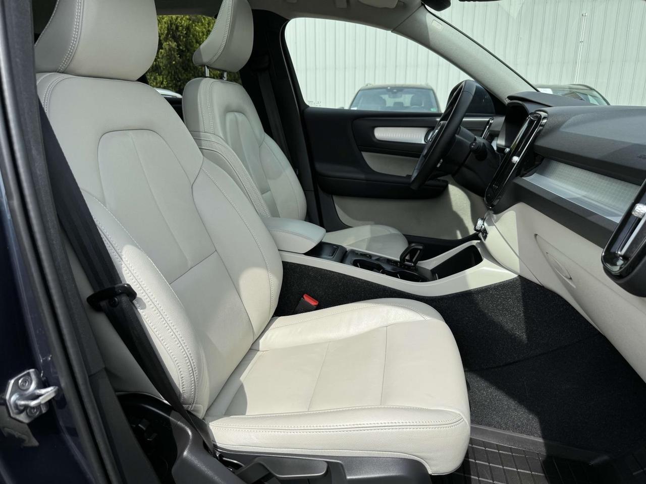 2022 Volvo XC40 Momentum Fredericksburg VA