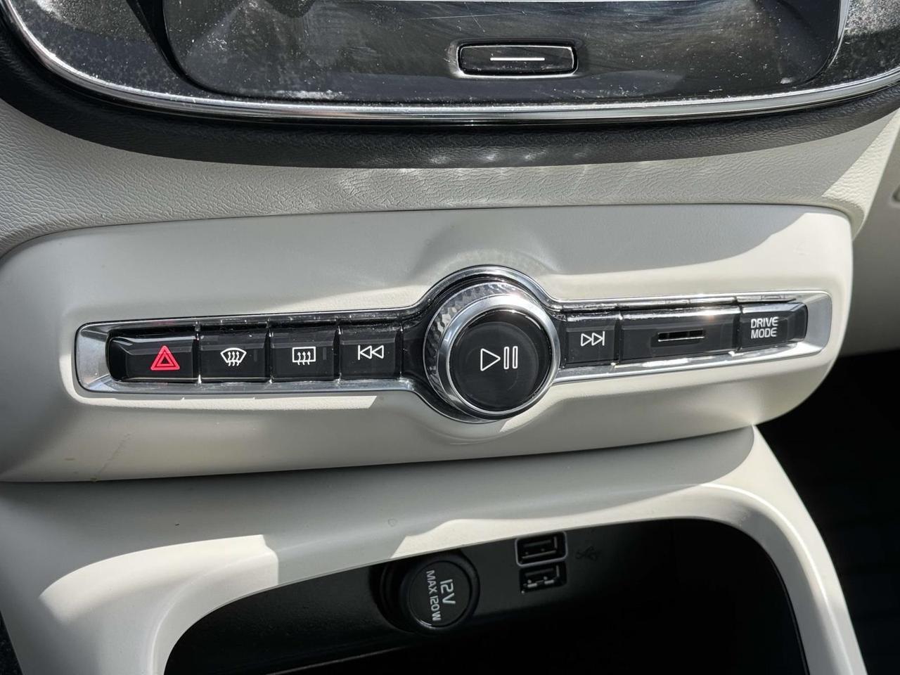 2022 Volvo XC40 Momentum Fredericksburg VA