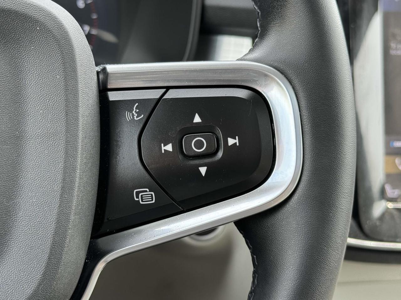 2022 Volvo XC40 Momentum Fredericksburg VA