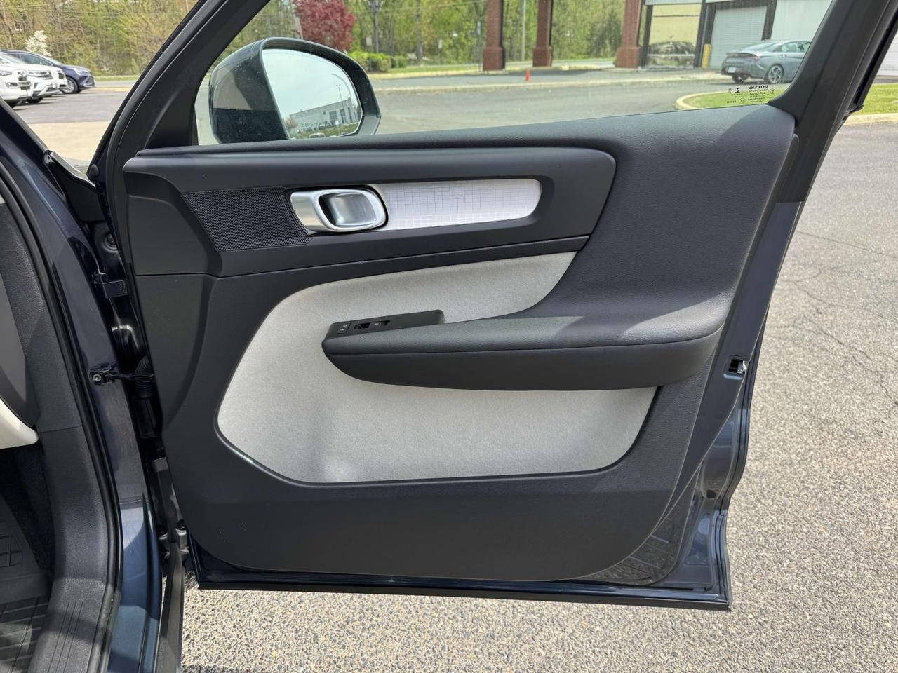 2022 Volvo XC40 Momentum Fredericksburg VA