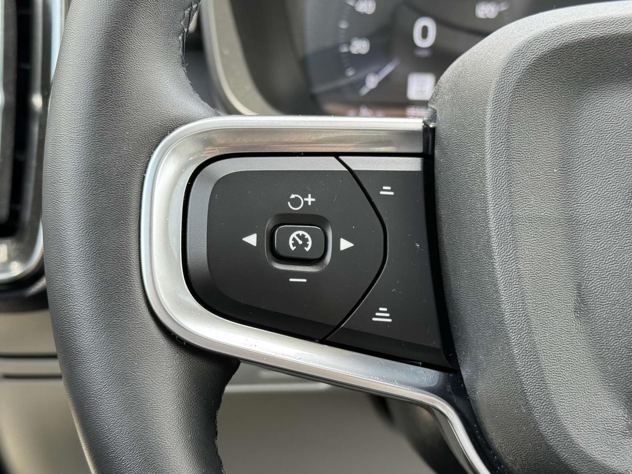 2022 Volvo XC40 Momentum Fredericksburg VA