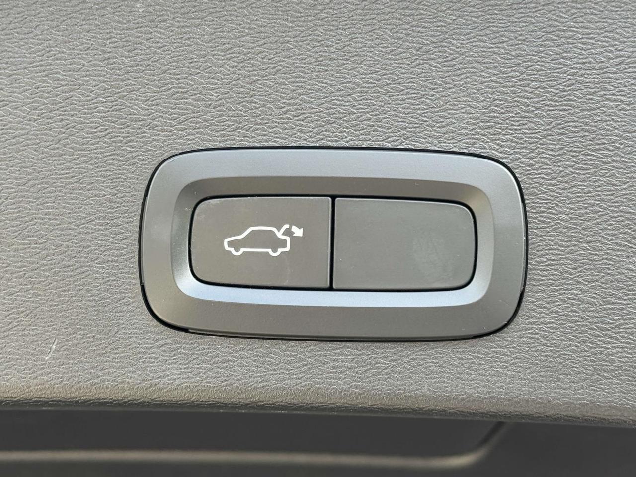 2022 Volvo XC40 Momentum Fredericksburg VA