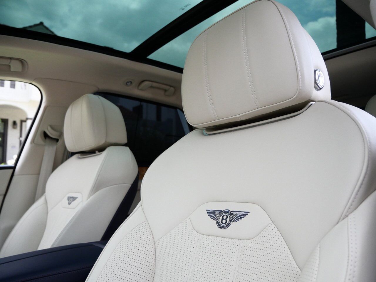 2023 Bentley Bentayga Hybrid Lawrence KS