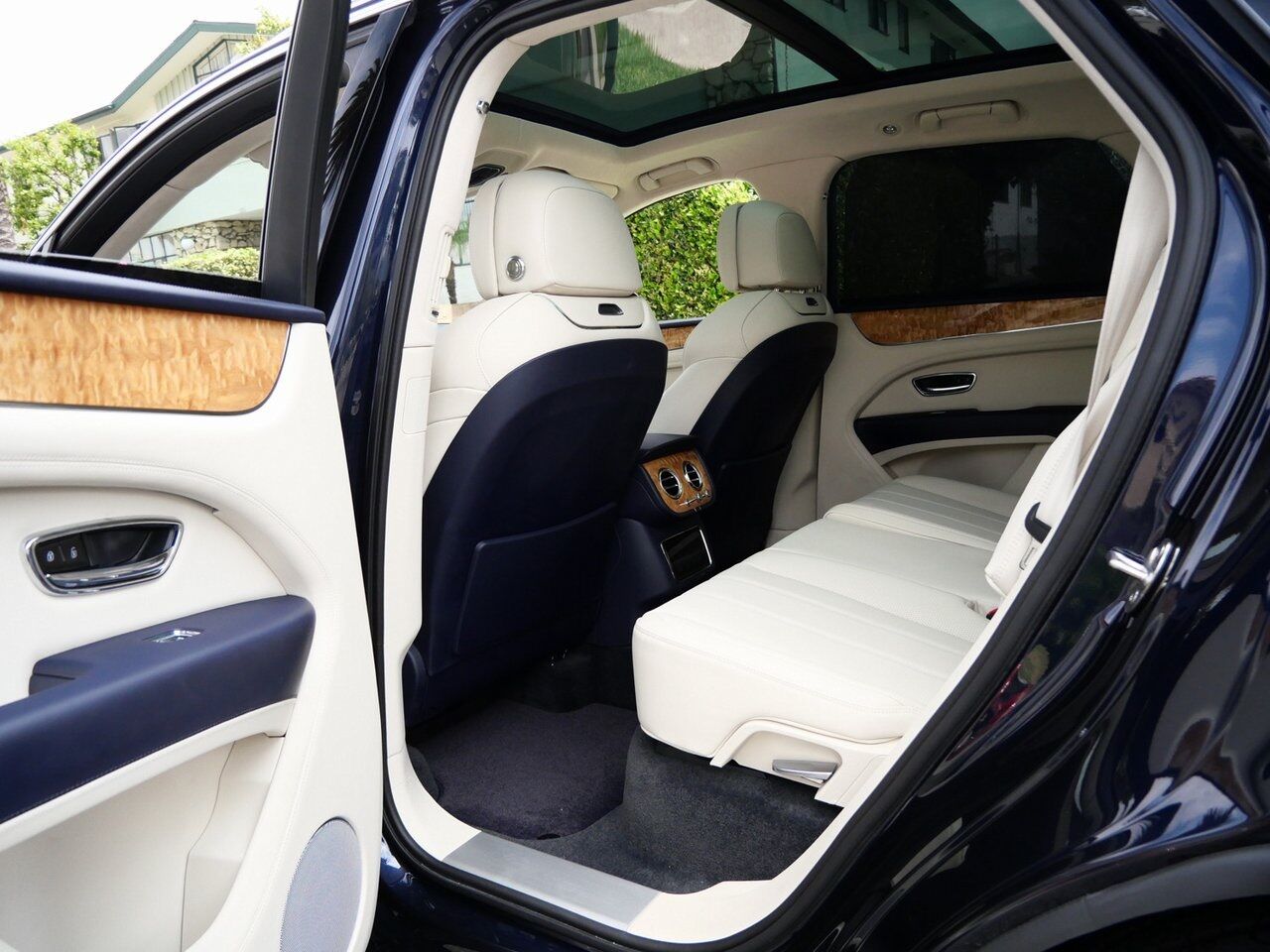 2023 Bentley Bentayga Hybrid Lawrence KS