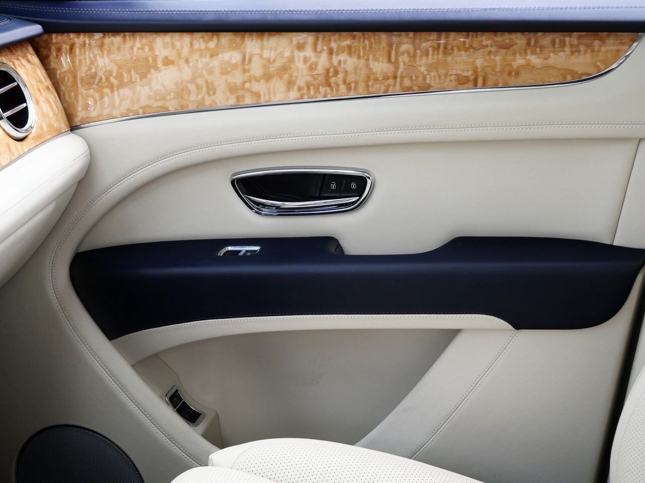 2023 Bentley Bentayga Hybrid Lawrence KS