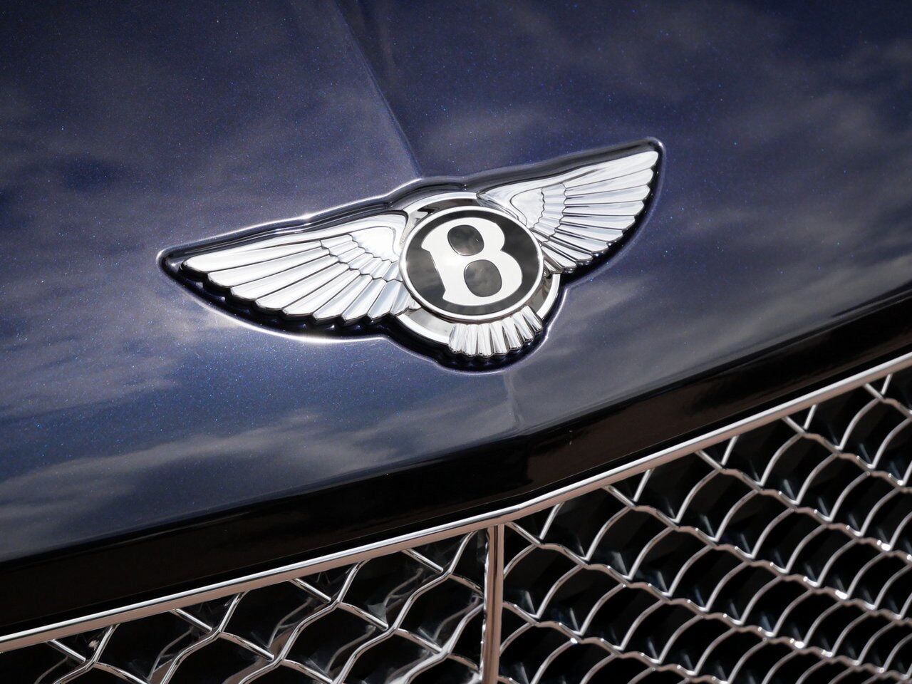 2023 Bentley Bentayga Hybrid Lawrence KS