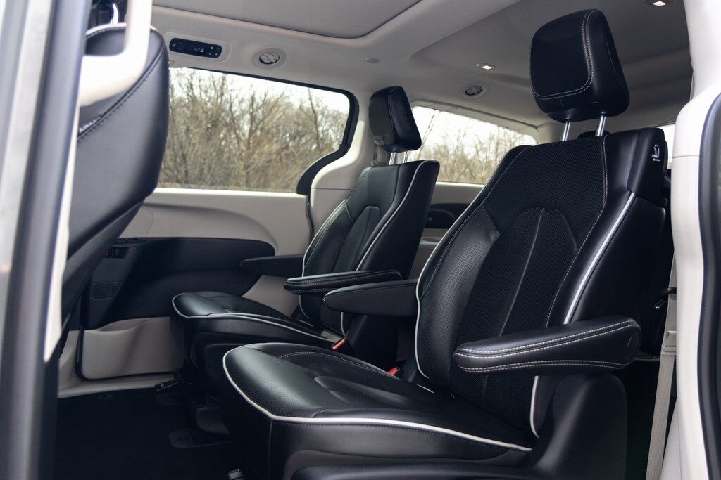 2023 Chrysler Pacifica Hybrid Limited Kenosha WI
