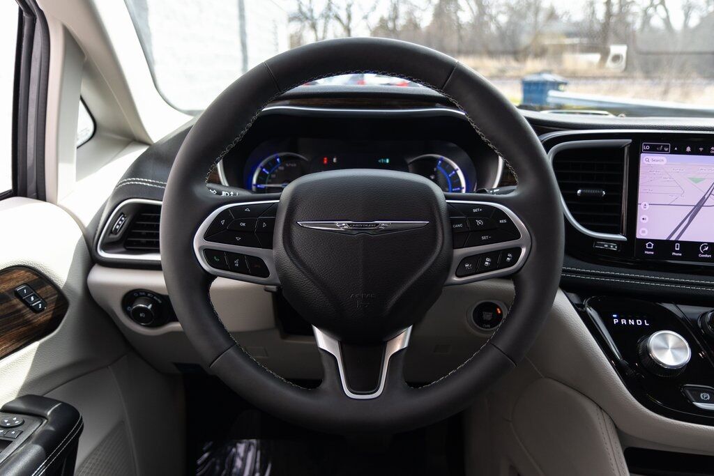 2023 Chrysler Pacifica Hybrid Limited Kenosha WI