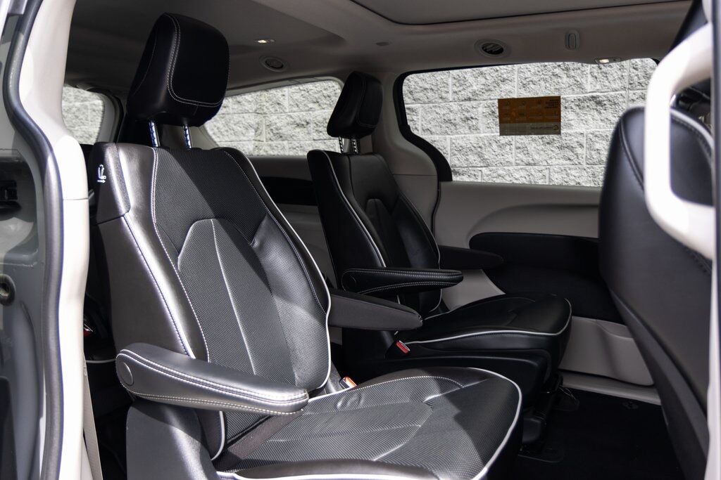 2023 Chrysler Pacifica Hybrid Limited Kenosha WI