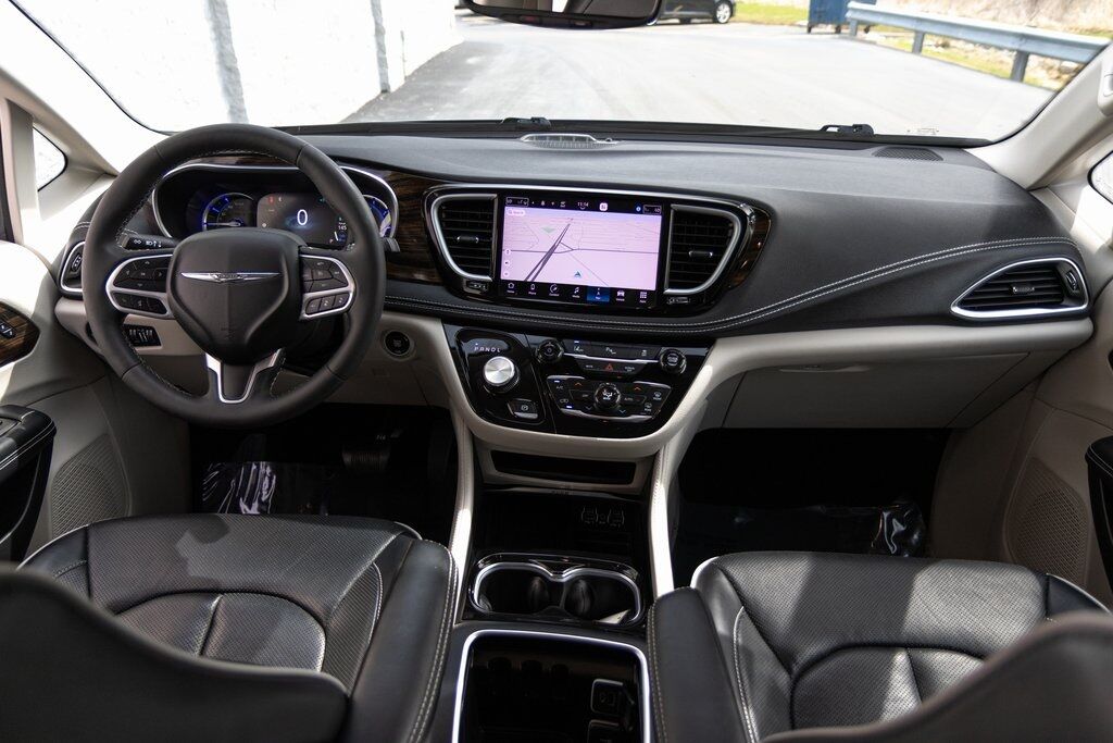2023 Chrysler Pacifica Hybrid Limited Kenosha WI