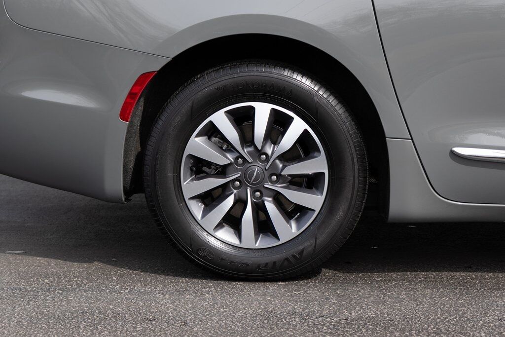 2023 Chrysler Pacifica Hybrid Limited Kenosha WI