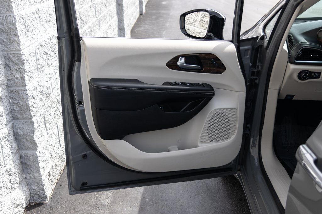 2023 Chrysler Pacifica Hybrid Limited Kenosha WI