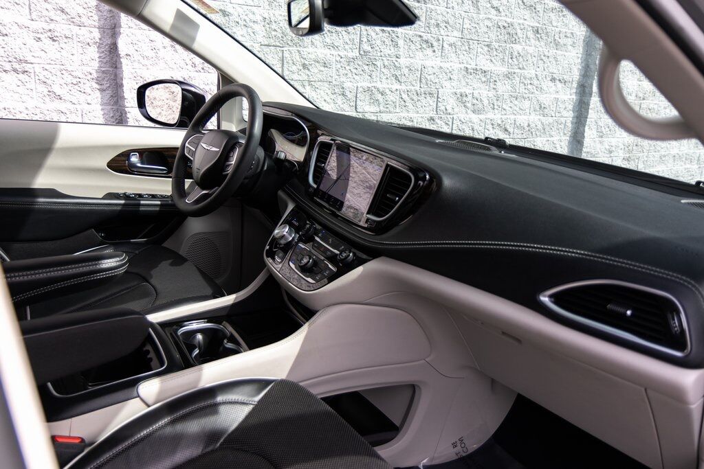 2023 Chrysler Pacifica Hybrid Limited Kenosha WI