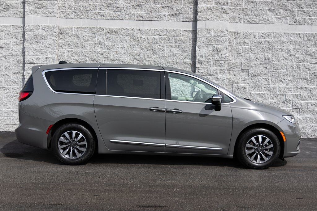 2023 Chrysler Pacifica Hybrid Limited Kenosha WI