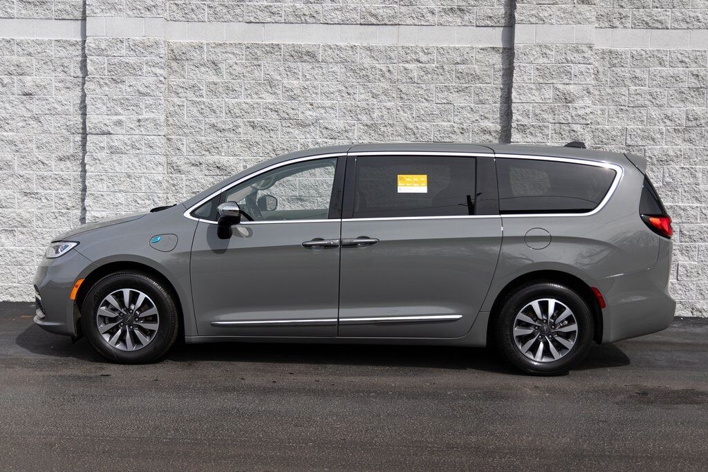 2023 Chrysler Pacifica Hybrid Limited Kenosha WI