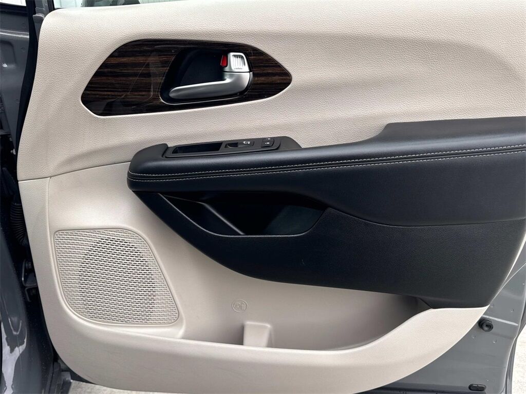 2023 Chrysler Pacifica Limited Quincy MA