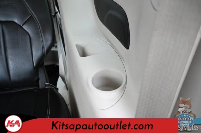 2023 Chrysler Pacifica Touring L / Auto Start / Power & Heated Leather Seats / Heated Steering / Adaptive Cruise / Lane Depart & Blind Spot Alert / Apple CarPlay & Android Auto / Back Up Cam / 3rd Row / Seats 7 / Block Heater / 1-Owner Banglore